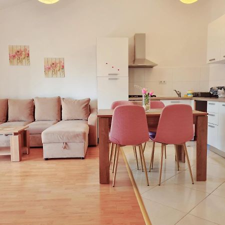 Apartment Nora Near The Beach بولا المظهر الخارجي الصورة